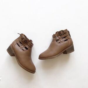 American Eagle tan cut out ankle boots EUC size 6